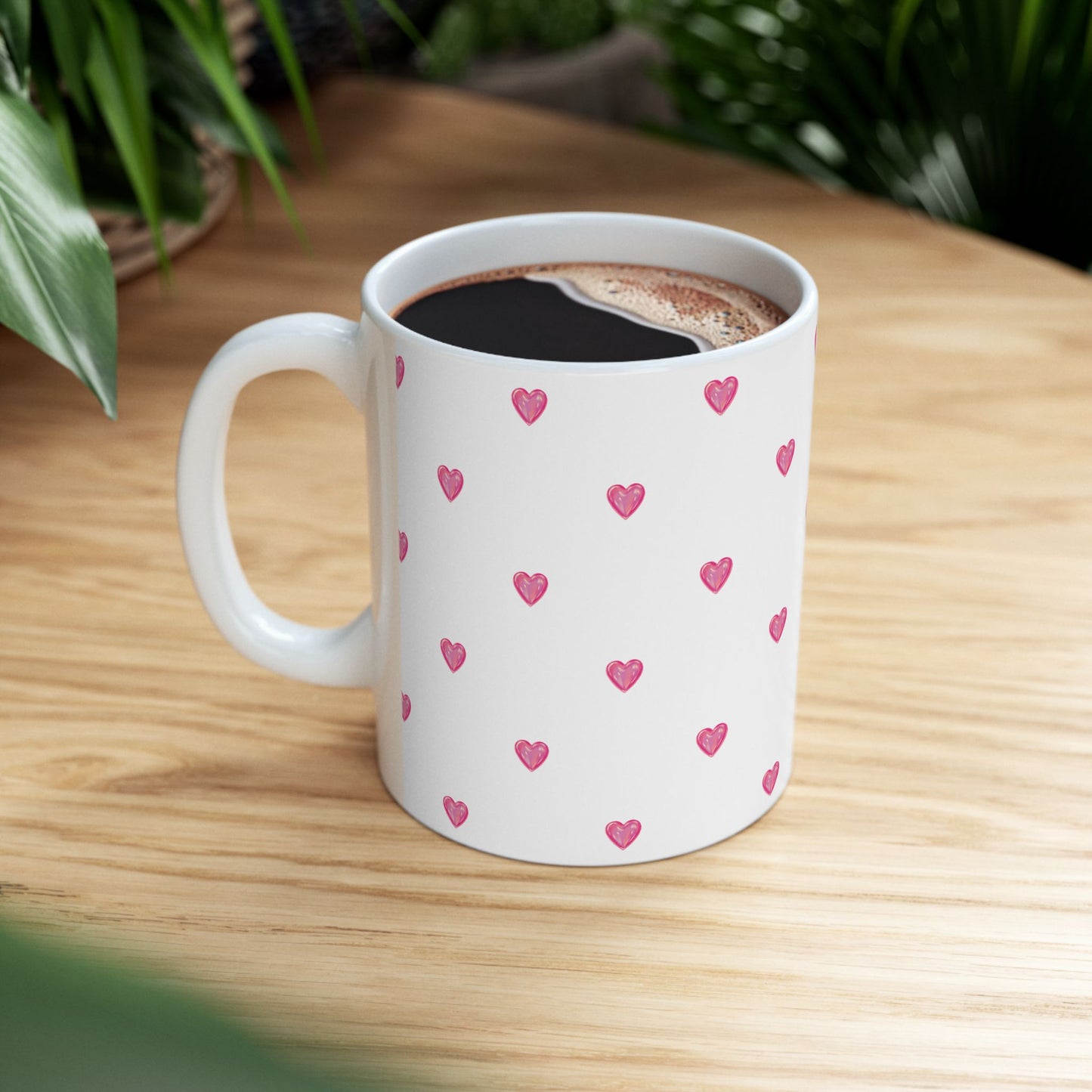 Taza de café romántica con corazones rosados