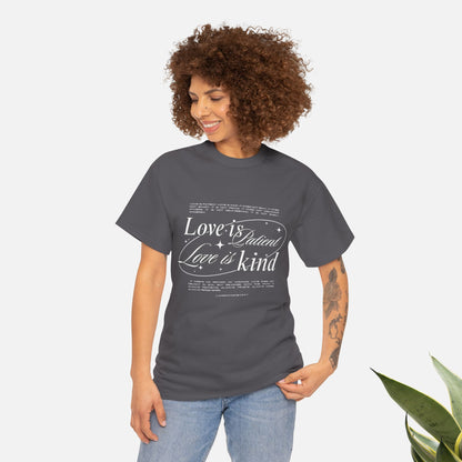 Camiseta unisex de algodón inspiradora "El amor es paciente, el amor es bondadoso". 