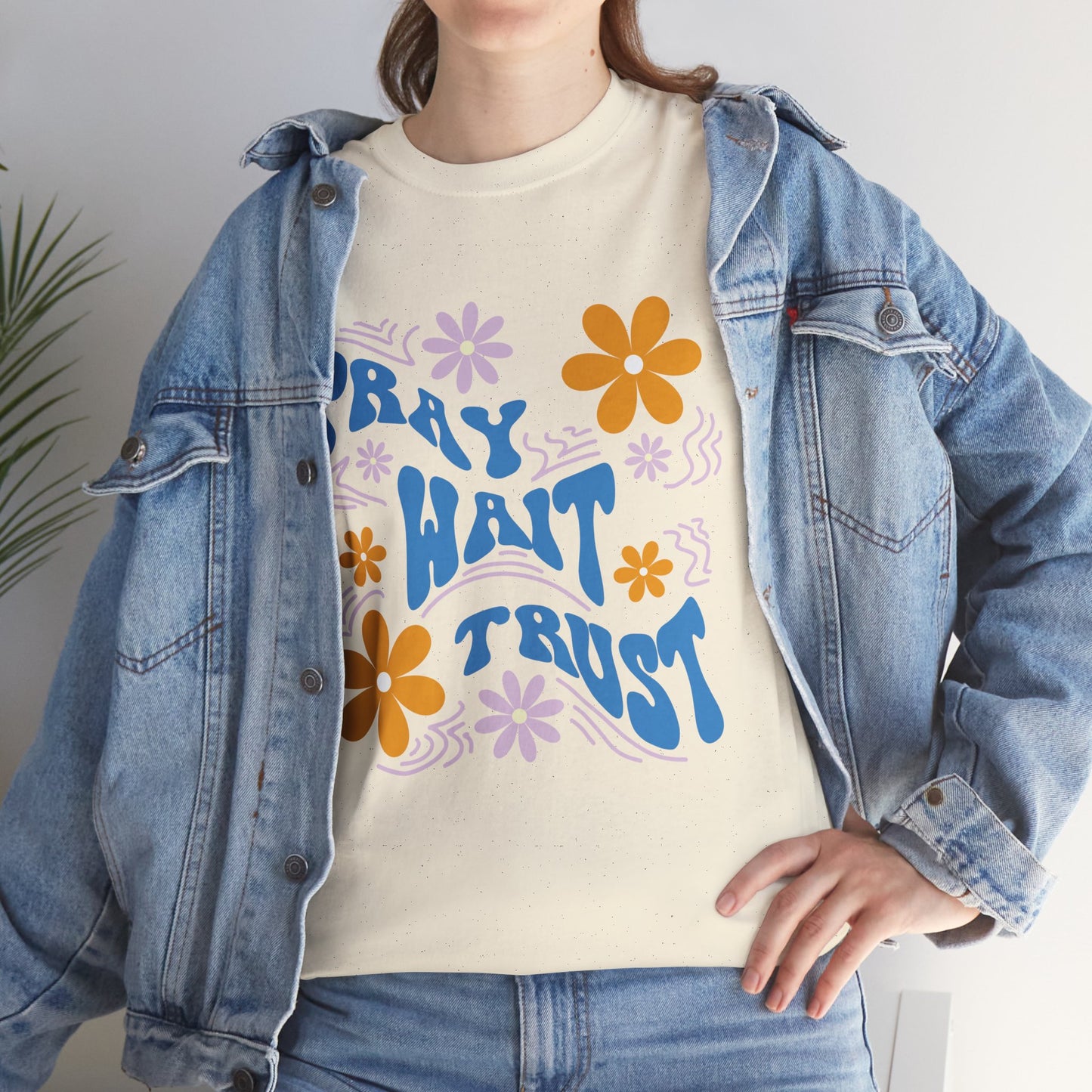 Camiseta de algodón "Pray, Wait, Trust" 