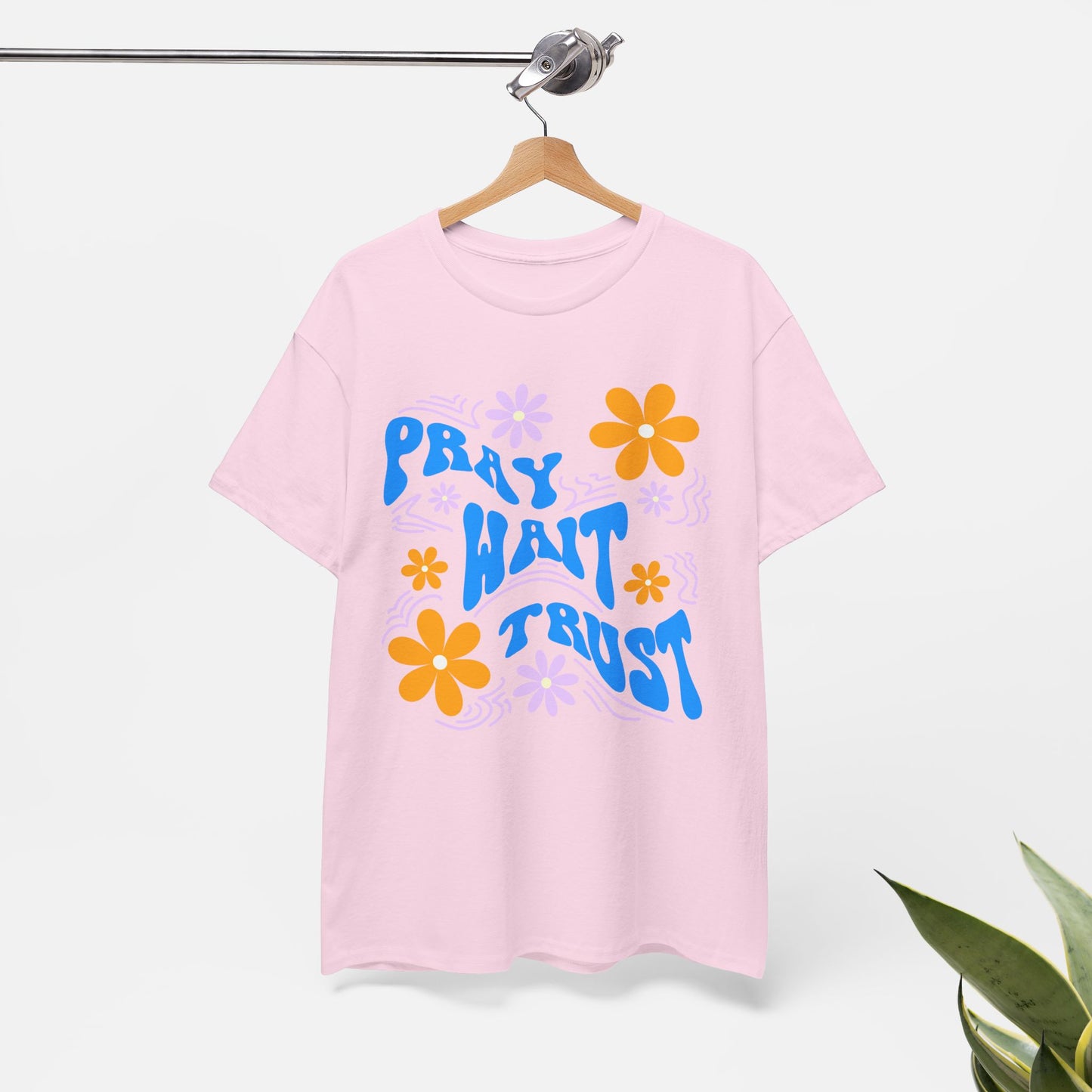 Camiseta de algodón "Pray, Wait, Trust" 