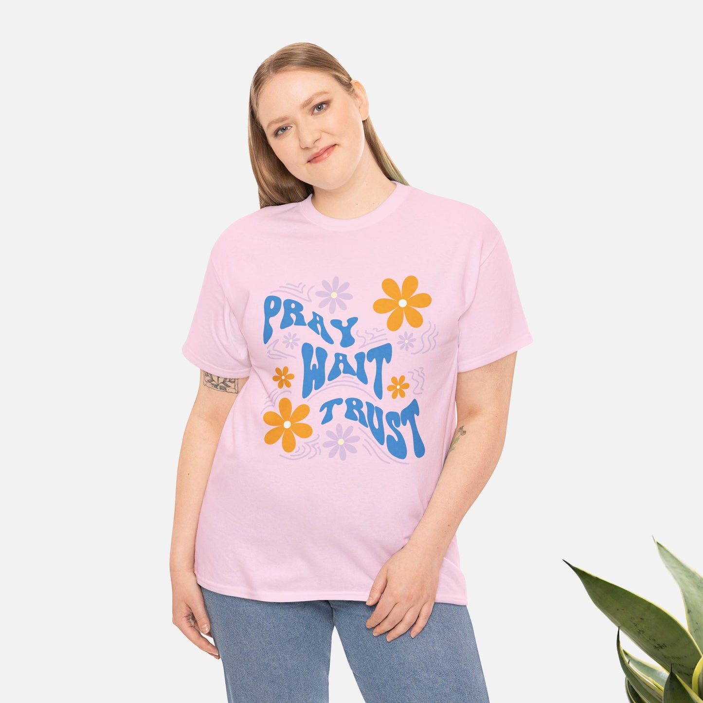 Camiseta de algodón "Pray, Wait, Trust" 