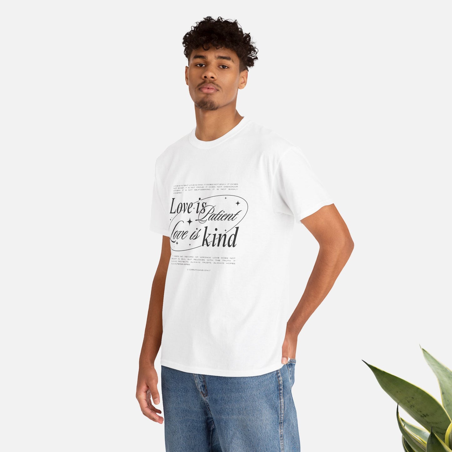 Camiseta unisex de algodón inspiradora "El amor es paciente, el amor es bondadoso". 
