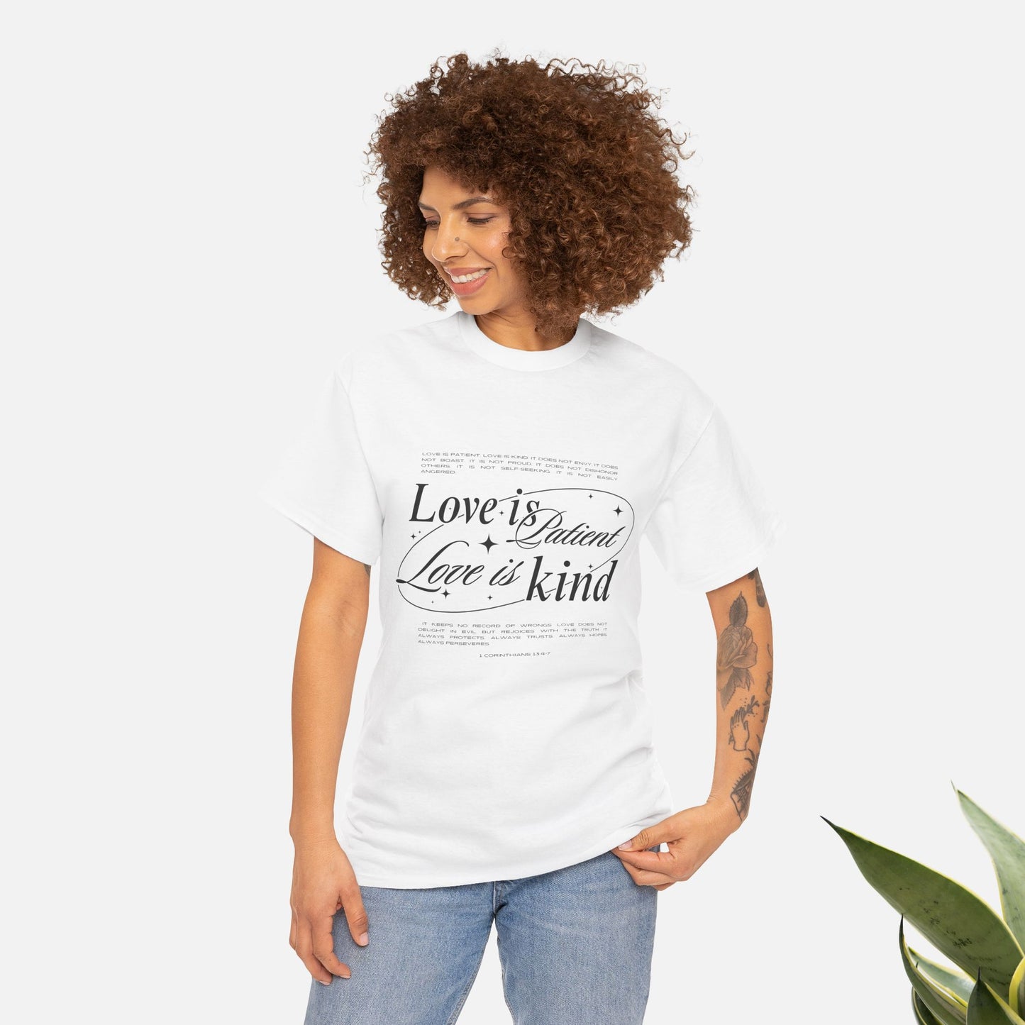 Camiseta unisex de algodón inspiradora "El amor es paciente, el amor es bondadoso". 