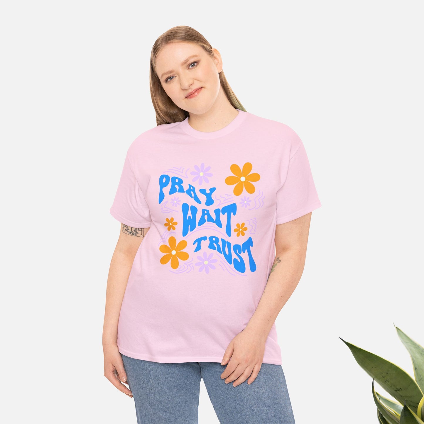 Camiseta de algodón "Pray, Wait, Trust" 