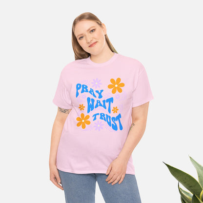 Camiseta de algodón "Pray, Wait, Trust" 