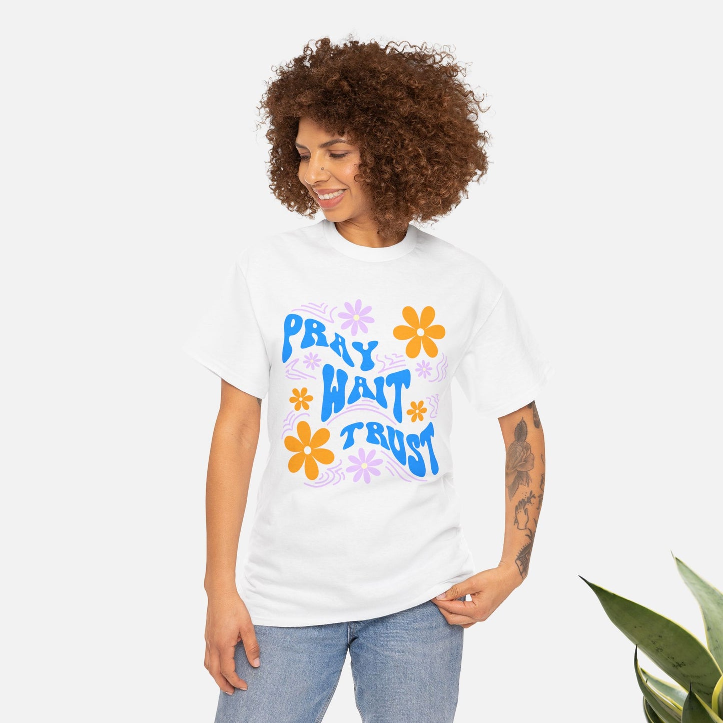 Camiseta de algodón "Pray, Wait, Trust" 
