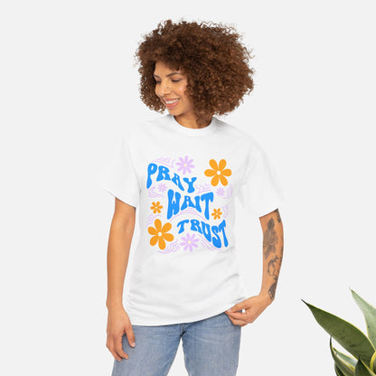Camiseta de algodón "Pray, Wait, Trust" 