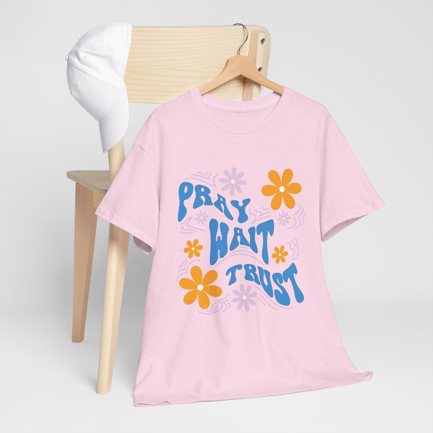 Camiseta de algodón "Pray, Wait, Trust" 