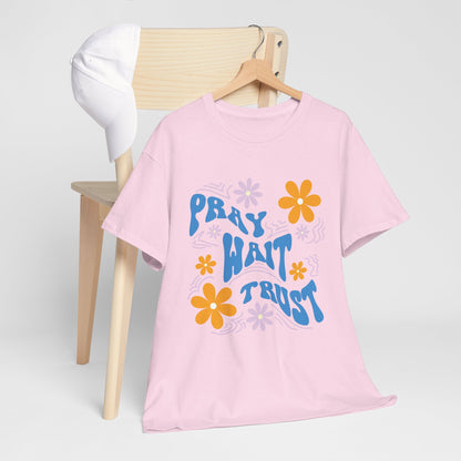 Camiseta de algodón "Pray, Wait, Trust" 