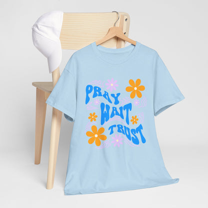 Camiseta de algodón "Pray, Wait, Trust" 