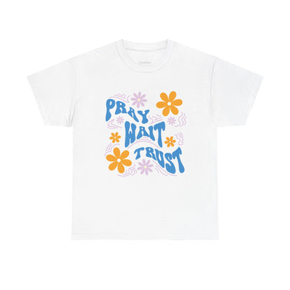 Camiseta de algodón "Pray, Wait, Trust" 