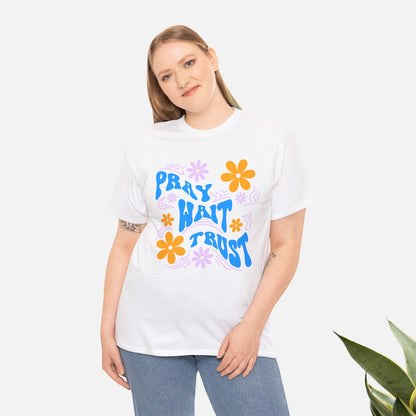 Camiseta de algodón "Pray, Wait, Trust" 