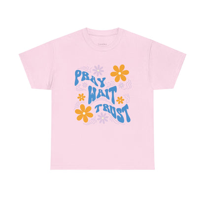 Camiseta de algodón "Pray, Wait, Trust" 