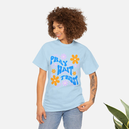 Camiseta de algodón "Pray, Wait, Trust" 