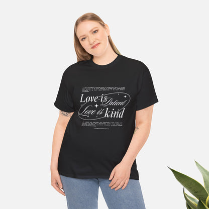 Camiseta unisex de algodón inspiradora "El amor es paciente, el amor es bondadoso". 