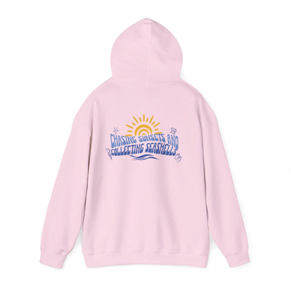 Sudadera con capucha "Persiguiendo puestas de sol y recolectando conchas marinas" 