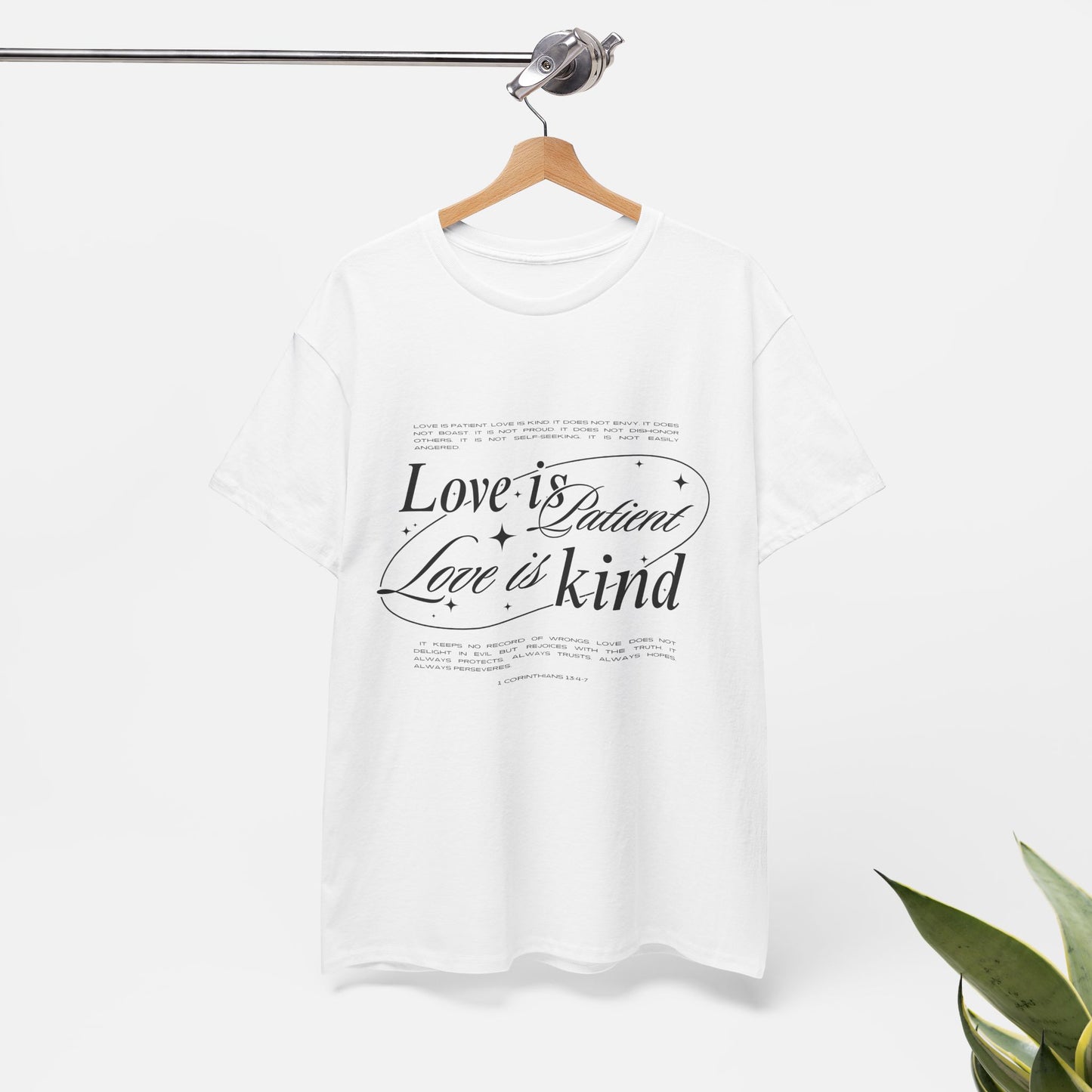 Camiseta unisex de algodón inspiradora "El amor es paciente, el amor es bondadoso". 