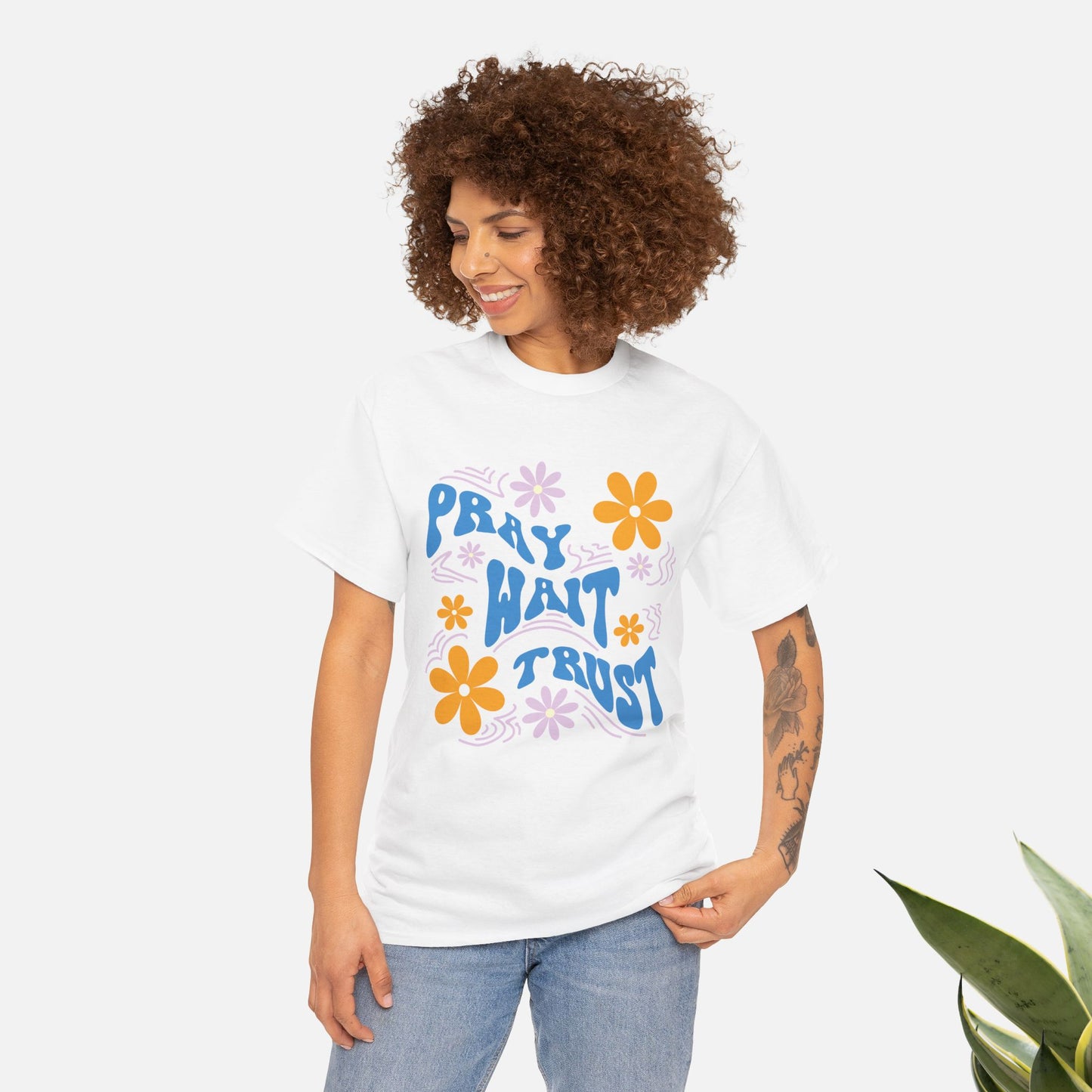 Camiseta de algodón "Pray, Wait, Trust" 