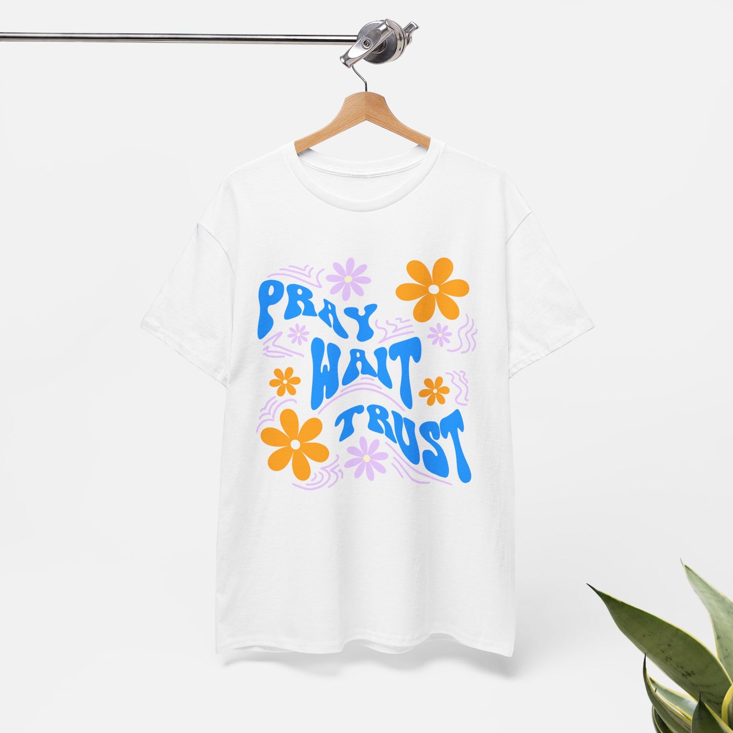 Camiseta de algodón "Pray, Wait, Trust" 