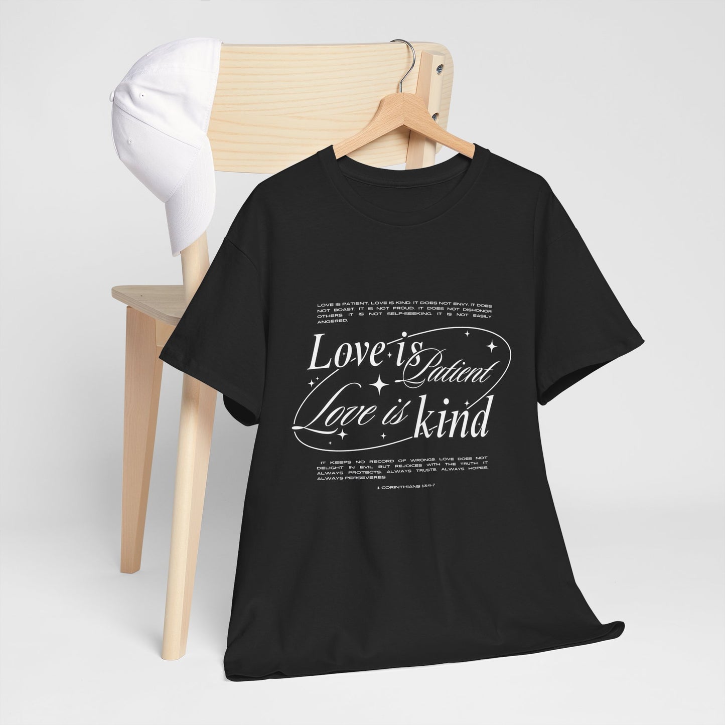 Camiseta unisex de algodón inspiradora "El amor es paciente, el amor es bondadoso". 