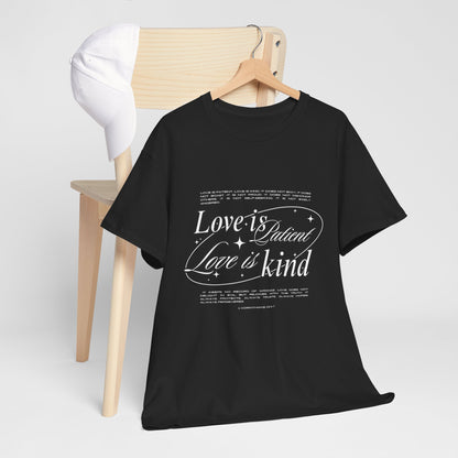 Camiseta unisex de algodón inspiradora "El amor es paciente, el amor es bondadoso". 