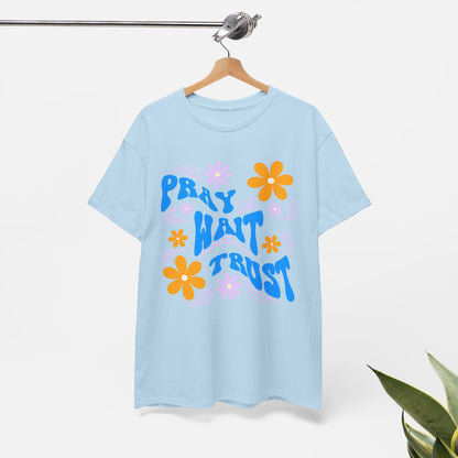 Camiseta de algodón "Pray, Wait, Trust" 