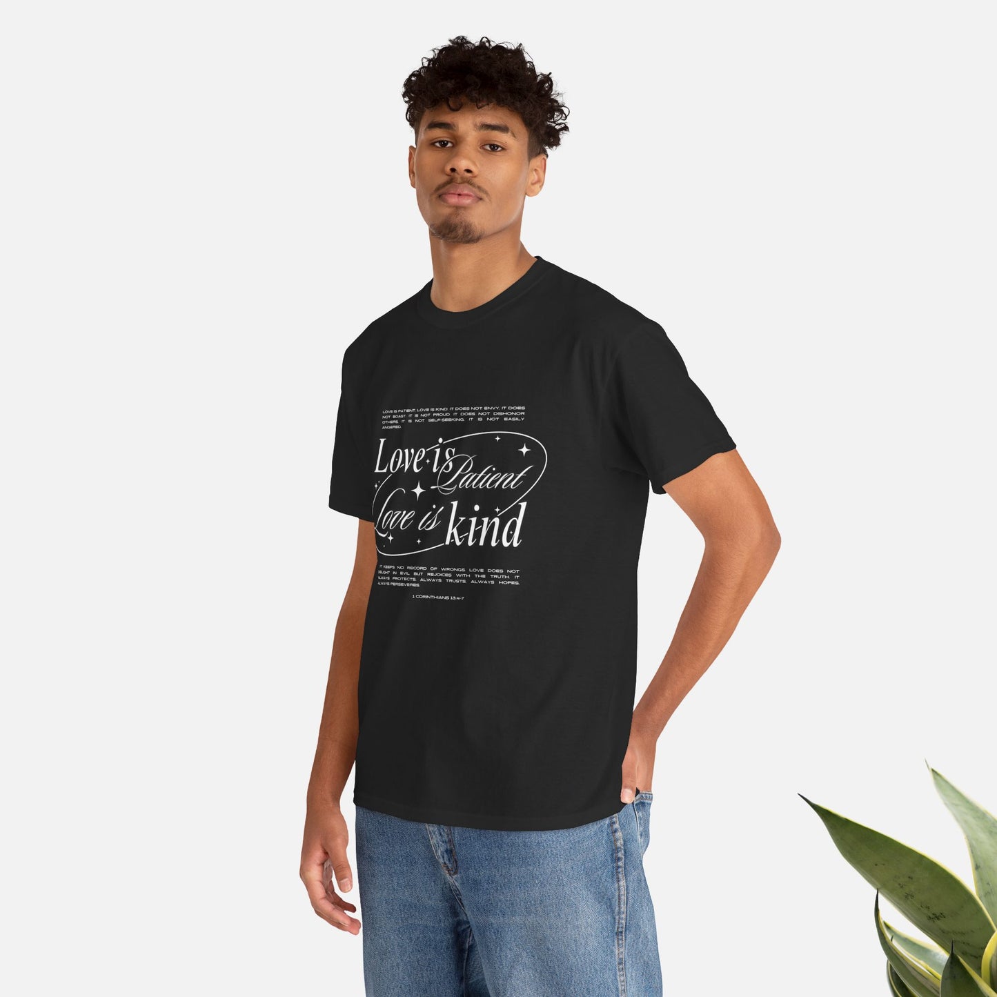 Camiseta unisex de algodón inspiradora "El amor es paciente, el amor es bondadoso". 