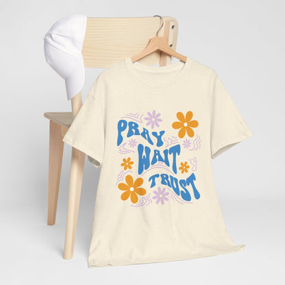 Camiseta de algodón "Pray, Wait, Trust" 