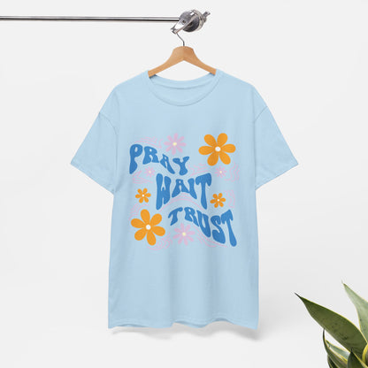 Camiseta de algodón "Pray, Wait, Trust" 