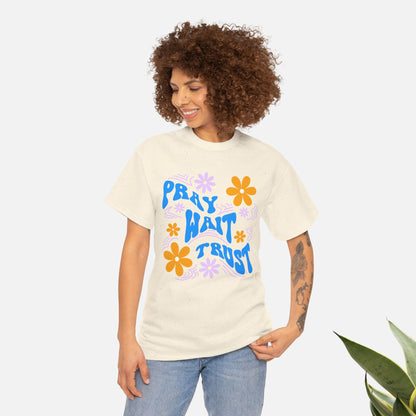 Camiseta de algodón "Pray, Wait, Trust" 