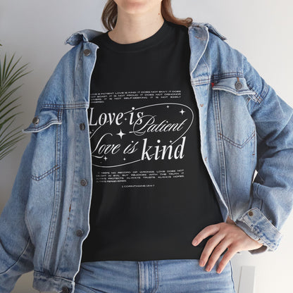 Camiseta unisex de algodón inspiradora "El amor es paciente, el amor es bondadoso". 