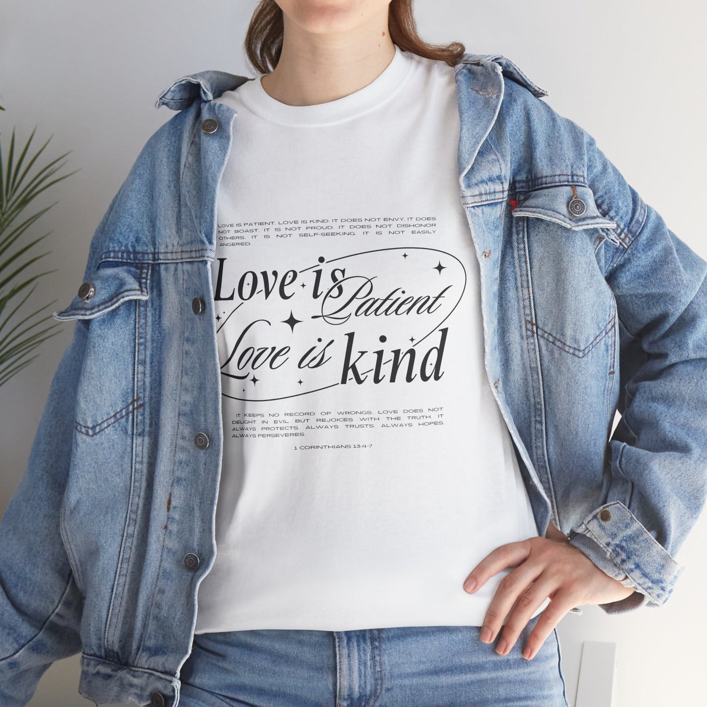 Camiseta unisex de algodón inspiradora "El amor es paciente, el amor es bondadoso". 