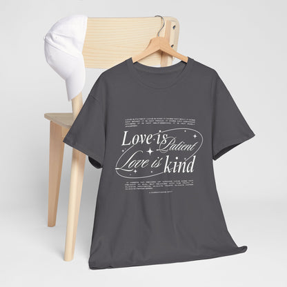 Camiseta unisex de algodón inspiradora "El amor es paciente, el amor es bondadoso". 