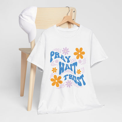 Camiseta de algodón "Pray, Wait, Trust" 