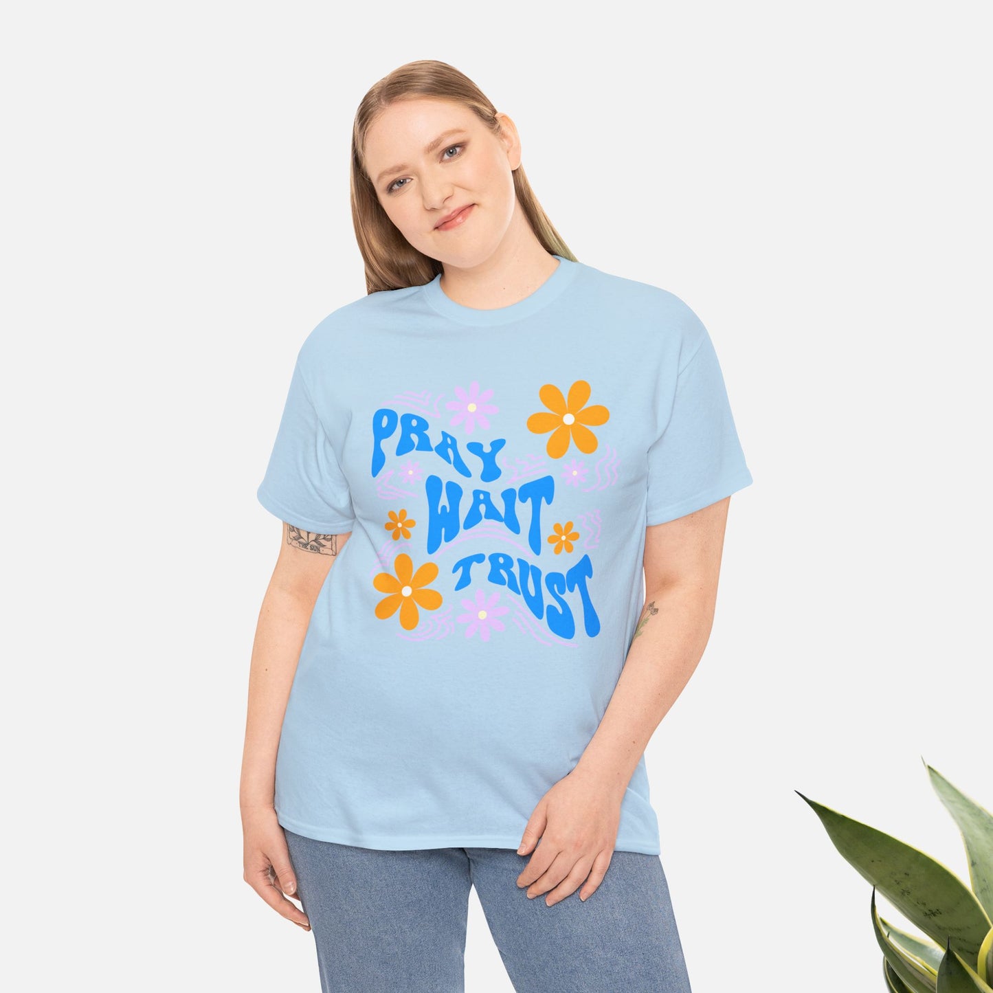 Camiseta de algodón "Pray, Wait, Trust" 