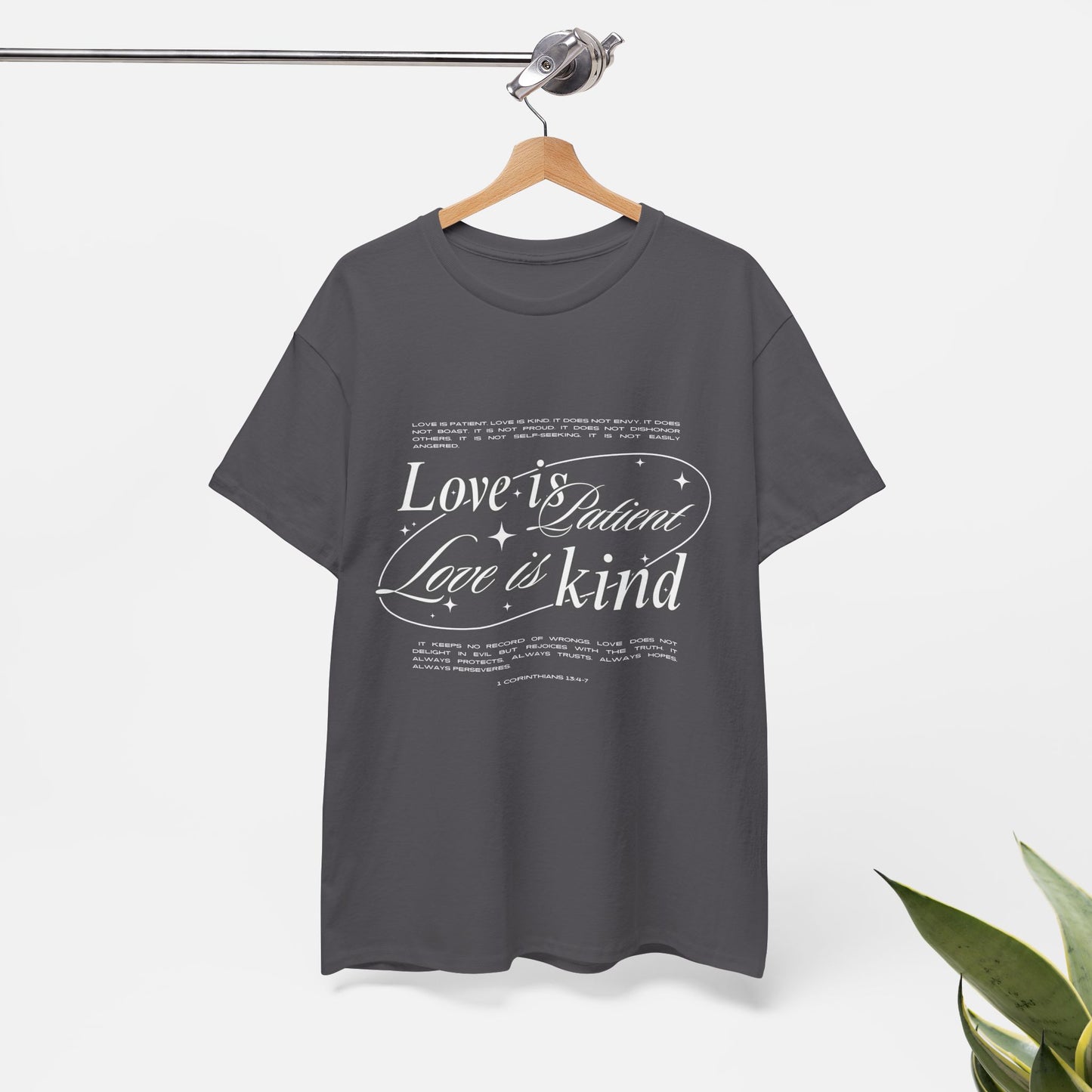 Camiseta unisex de algodón inspiradora "El amor es paciente, el amor es bondadoso". 