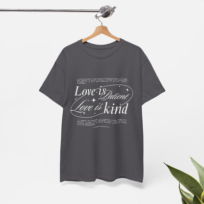 Camiseta unisex de algodón inspiradora "El amor es paciente, el amor es bondadoso". 