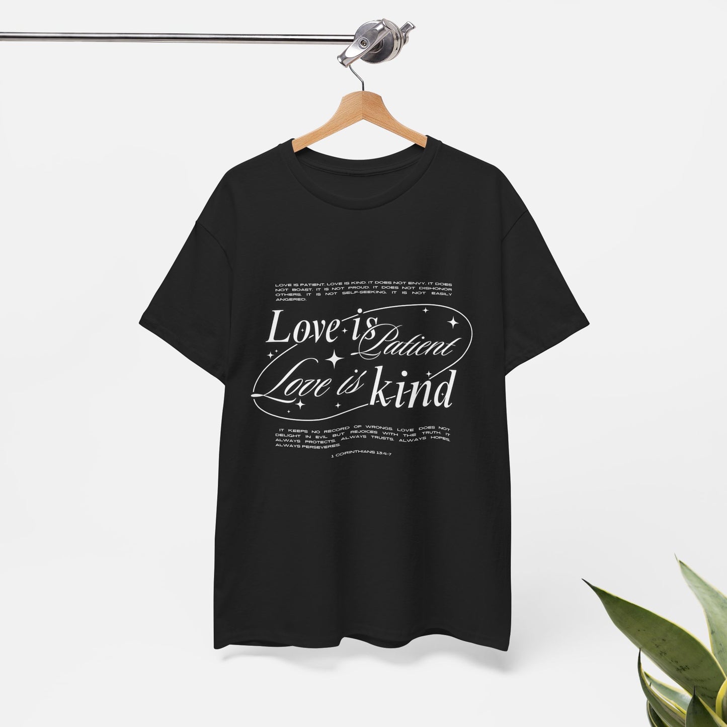 Camiseta unisex de algodón inspiradora "El amor es paciente, el amor es bondadoso". 