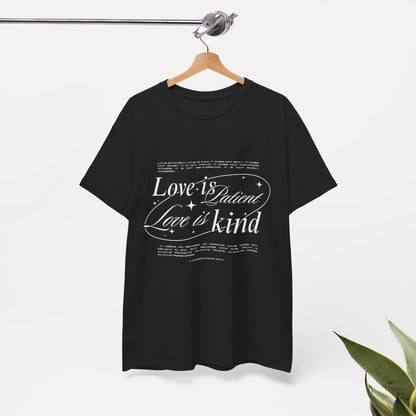 Camiseta unisex de algodón inspiradora "El amor es paciente, el amor es bondadoso". 