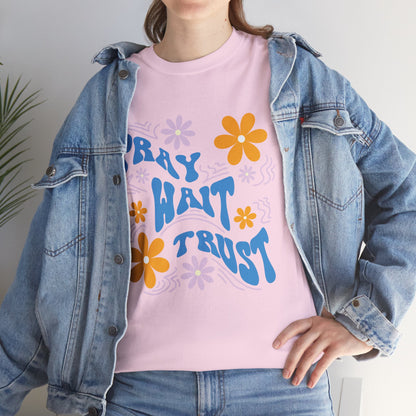Camiseta de algodón "Pray, Wait, Trust" 