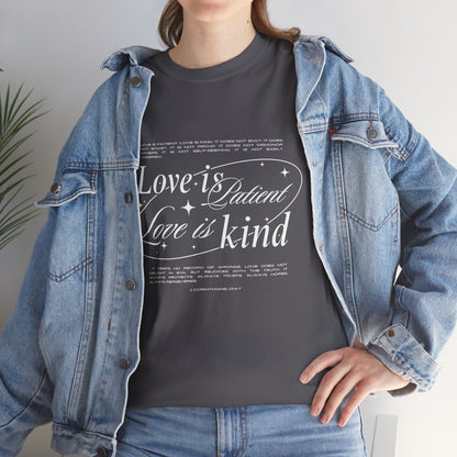 Camiseta unisex de algodón inspiradora "El amor es paciente, el amor es bondadoso". 