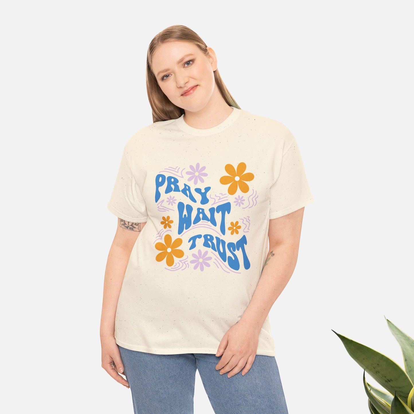 Camiseta de algodón "Pray, Wait, Trust" 