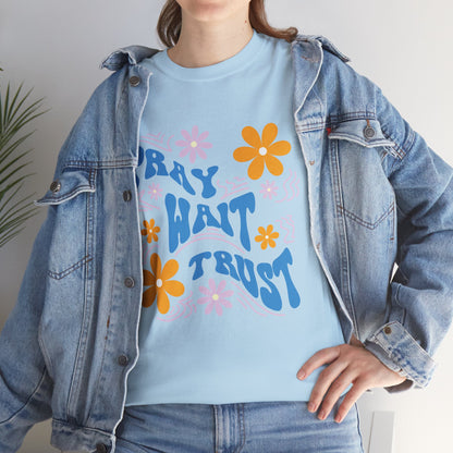 Camiseta de algodón "Pray, Wait, Trust" 