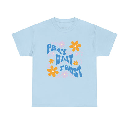 Camiseta de algodón "Pray, Wait, Trust" 