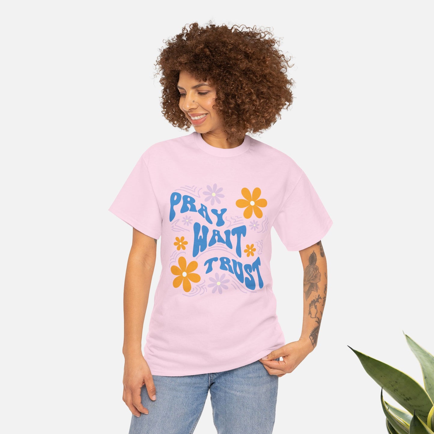 Camiseta de algodón "Pray, Wait, Trust" 