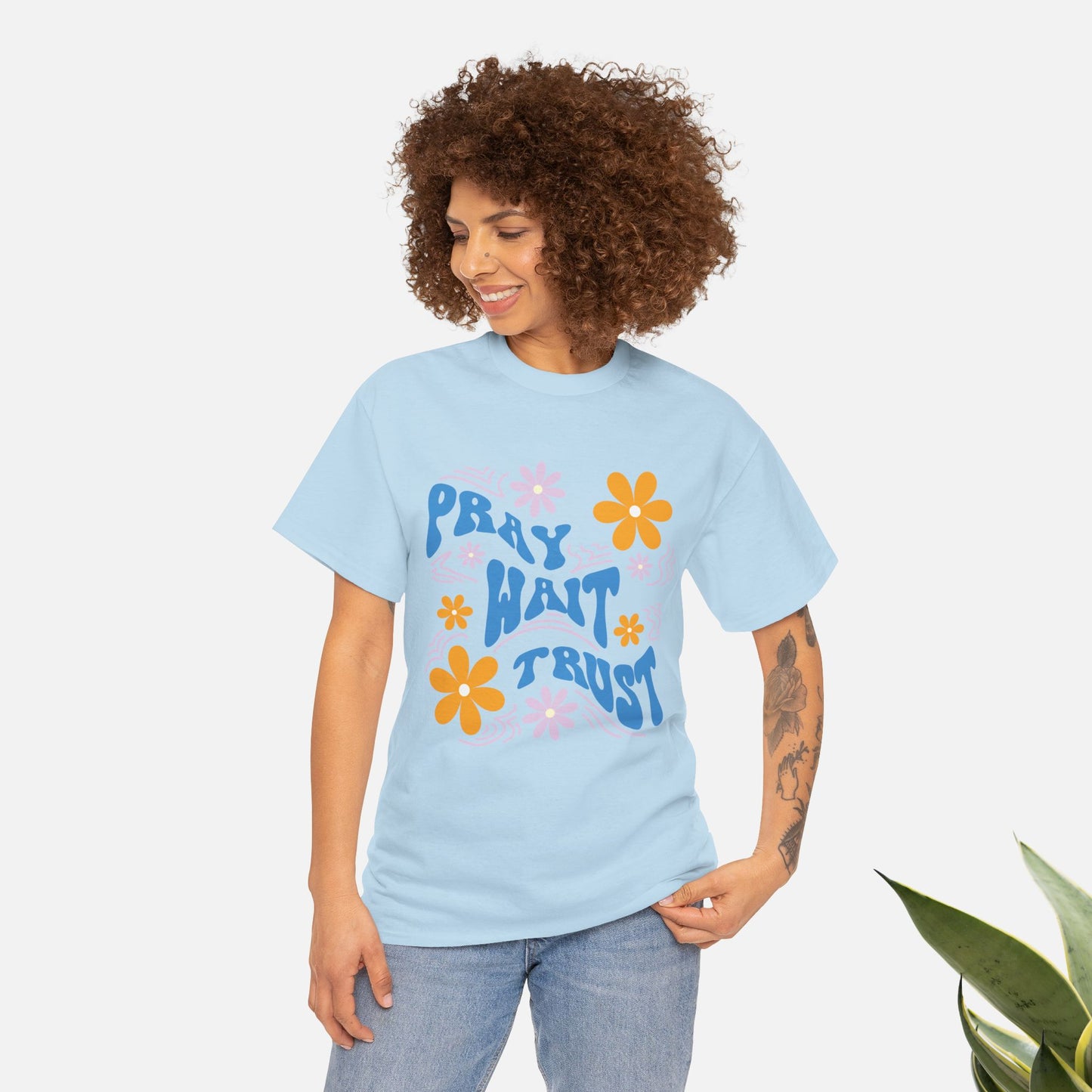 Camiseta de algodón "Pray, Wait, Trust" 