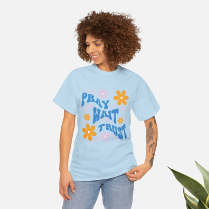 Camiseta de algodón "Pray, Wait, Trust" 