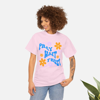 Camiseta de algodón "Pray, Wait, Trust" 