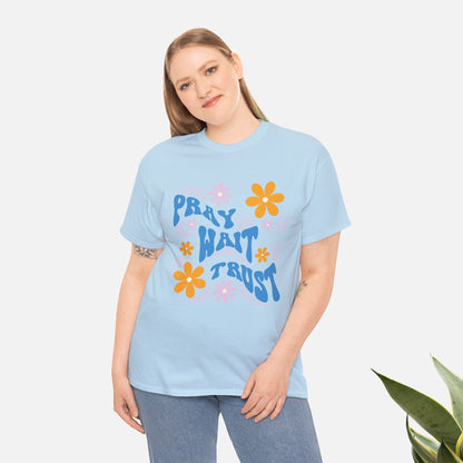 Camiseta de algodón "Pray, Wait, Trust" 