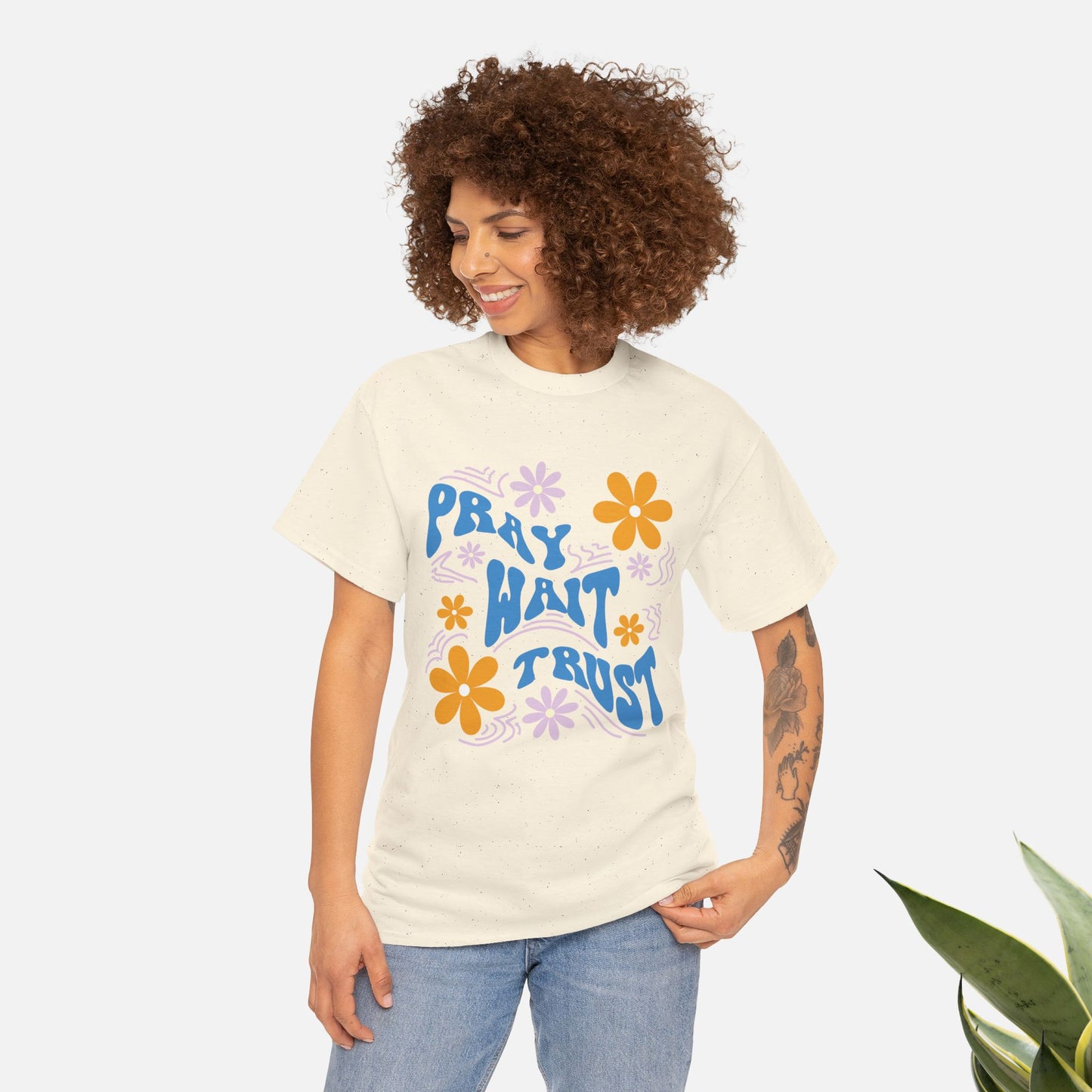 Camiseta de algodón "Pray, Wait, Trust" 